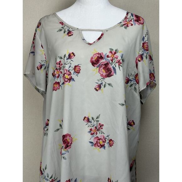 Torrid Plus Size 2 Lt. Gray Floral Short Sleeve Pullover Blouse/Top Lightweight - Picture 2 of 11